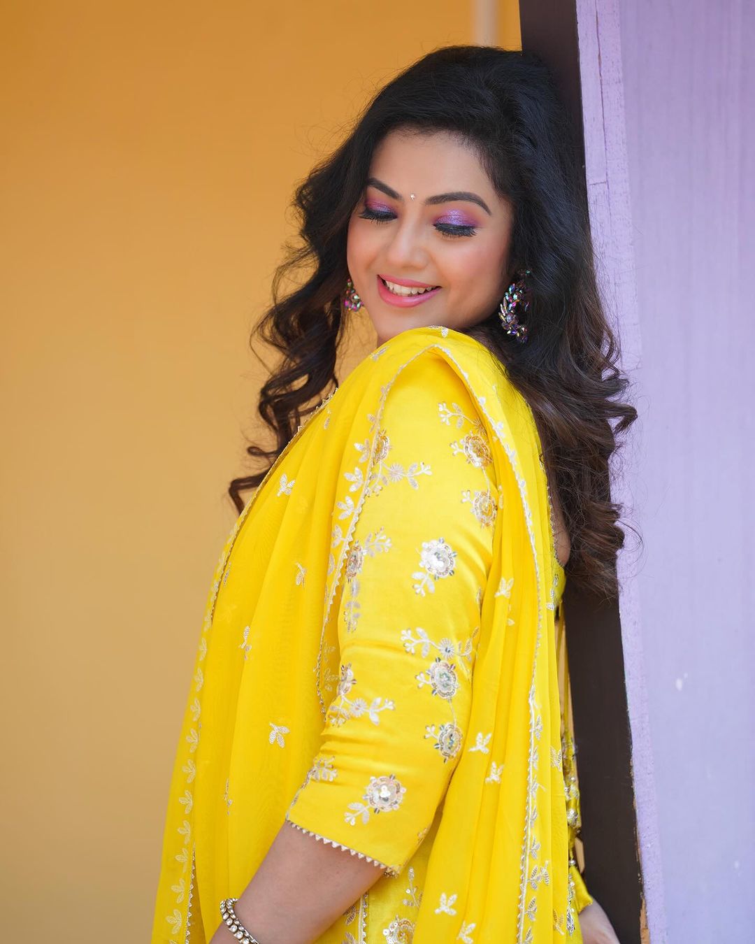 TAMIL ACTRESS MEENA IMAGES IN YELLOW SALWAR KAMEEZ 4